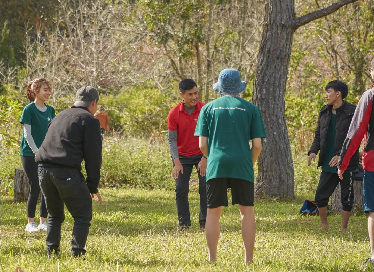 Cắm trại giữa rừng ngồi quanh bếp lửa, chia sẻ câu chuyện, cười đùa với những người bạn mới khi du lịch Đà Lạt