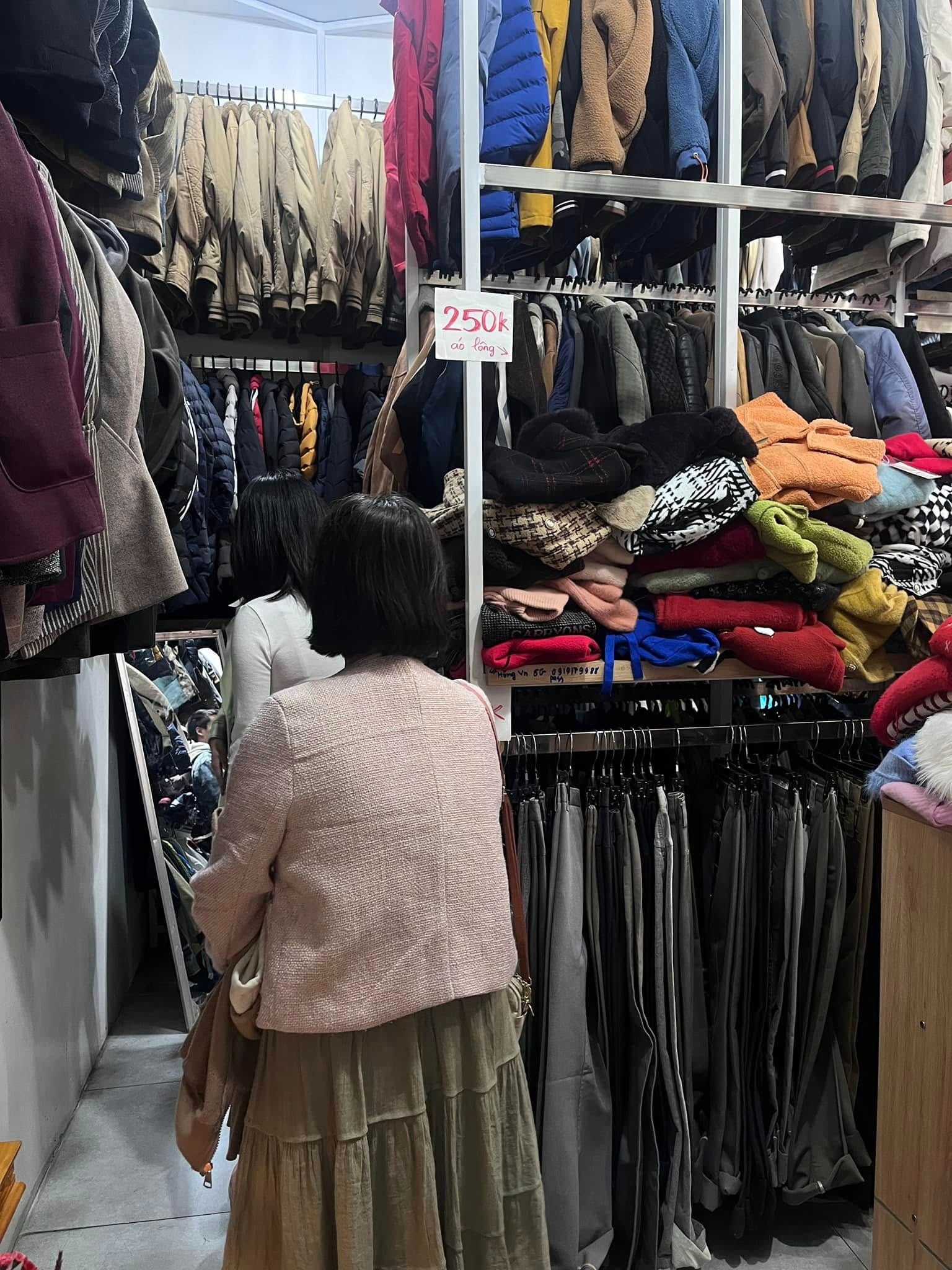 du lịch Đà Lạt, quần áo tại chợ đêm Đà Lạt