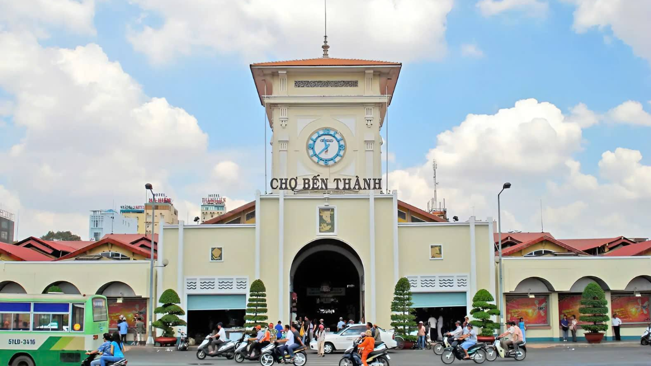 Top 5 Must-Visit Tourist Attractions in Ho Chi Minh City for First-Time Visitors 3 Chợ Bến Thành – Địa điểm du lịch TP.HCM sầm uất và đậm chất văn hóa