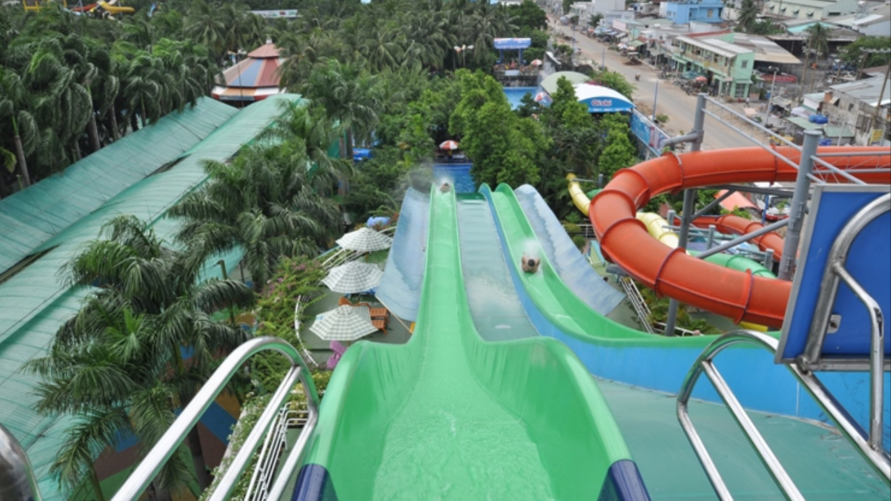 Bật mí 3 địa điểm vui chơi TP.HCM tẹt ga cùng hội bạn thân 7 Công viên nước Đầm Sen - Máng trượt Kamikaze