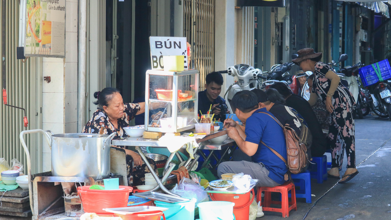 Top Budget-Friendly Food Spots in Ho Chi Minh City You Shouldn’t Miss! 5 20 Thuoc Alley – A Culinary Gem in the Heart of Saigon
