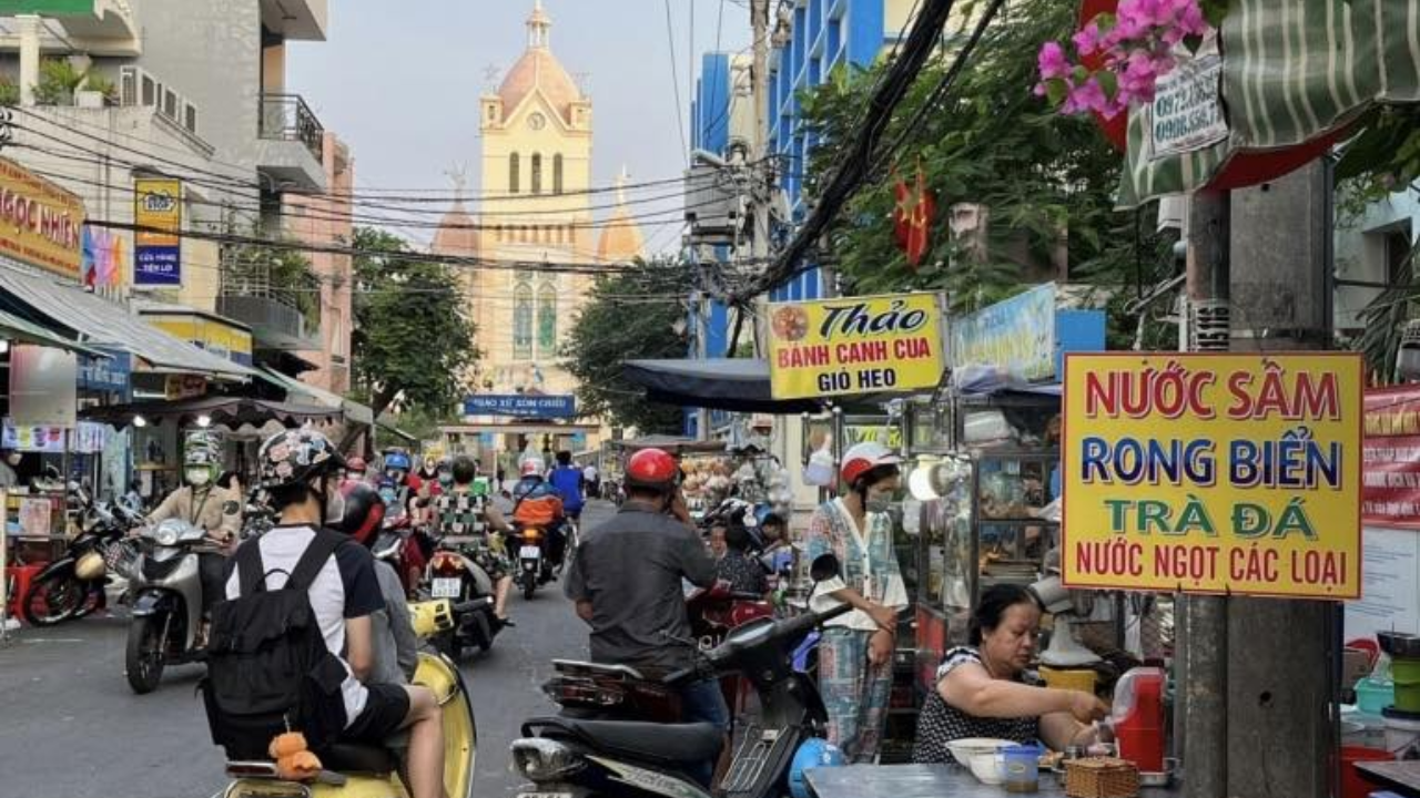 Những địa điểm ăn uống ngon rẻ TP.HCM, không thử là tiếc! 4 Hẻm 200 Xóm Chiếu – Điểm đến không thể thiếu cho fan đồ chiên nướng
