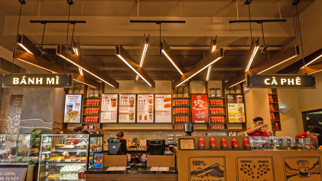 Top 7 địa điểm học bài, làm việc lý tưởng tại TP.HCM 2 Highlands Coffee - Không gian đơn giản cho một địa điểm học bài, làm việc