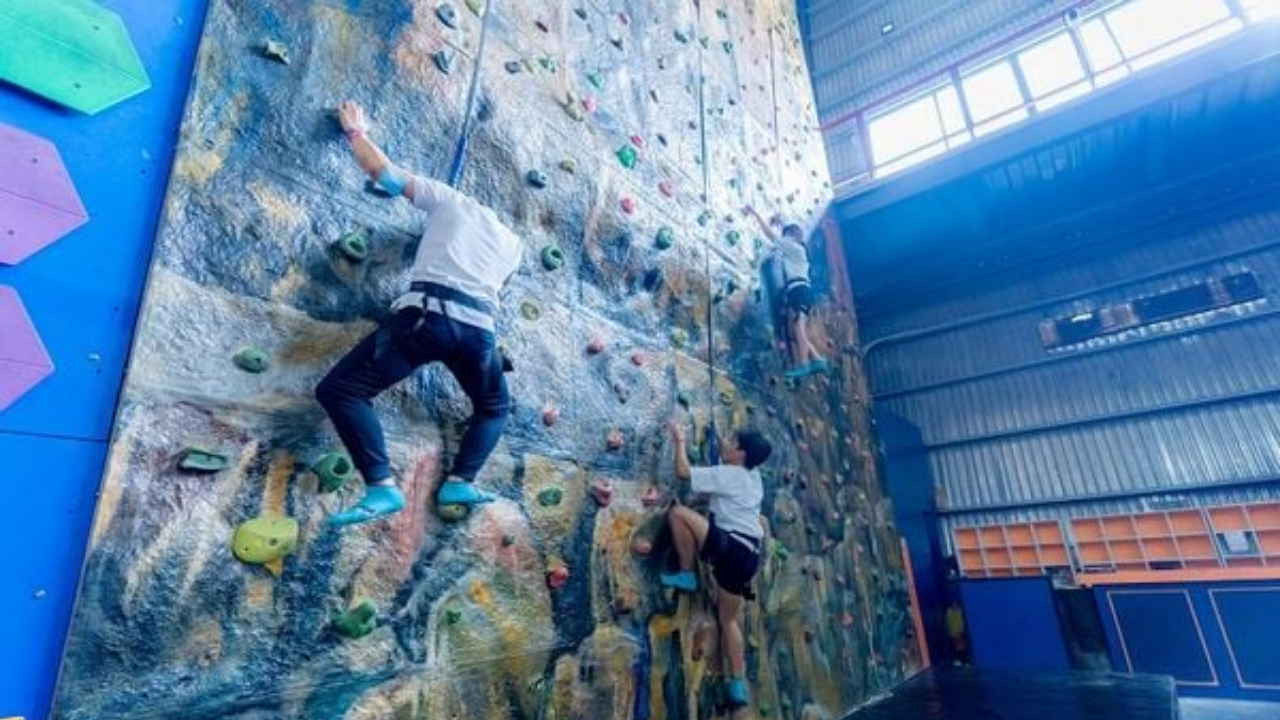 Bật mí 3 địa điểm vui chơi TP.HCM tẹt ga cùng hội bạn thân 3 Leo núi nhân tạo