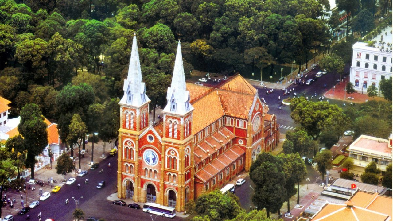 Top 5 Must-Visit Tourist Attractions in Ho Chi Minh City for First-Time Visitors 2 Nhà thờ Đức Bà – Địa điểm du lịch TP.HCM mang đậm kiến trúc cổ