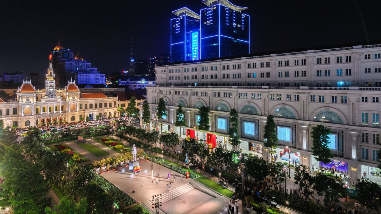 Top 5 Must-Visit Tourist Attractions in Ho Chi Minh City for First-Time Visitors 5 Phố đi bộ Nguyễn Huệ – Địa điểm du lịch TP.HCM với nét sống văn hóa trẻ
