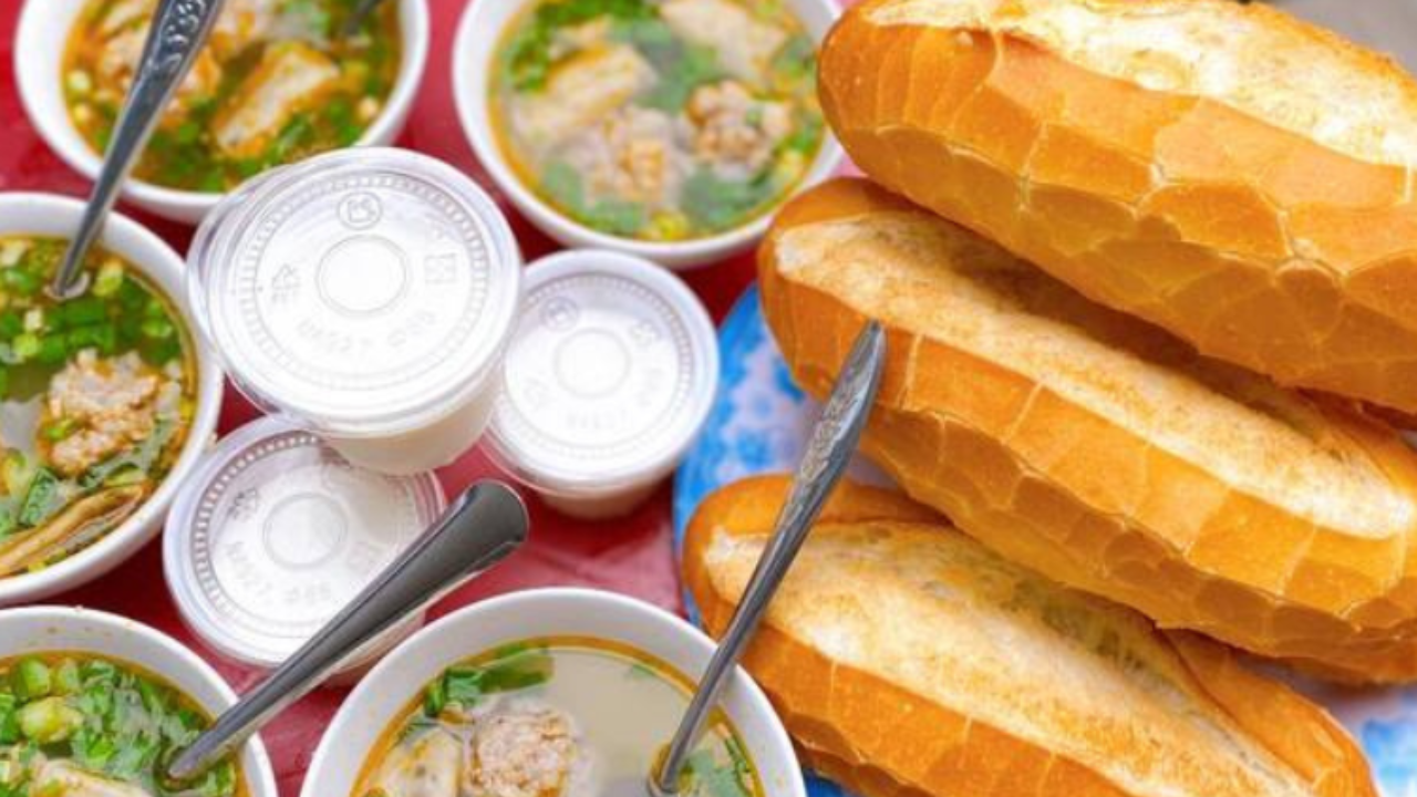 Top món ngon Đà Lạt cho bữa sáng chuẩn dân bản địa 2 Bánh mì xíu mại - Món ngon Đà Lạt nức tiếng trong lòng du khách