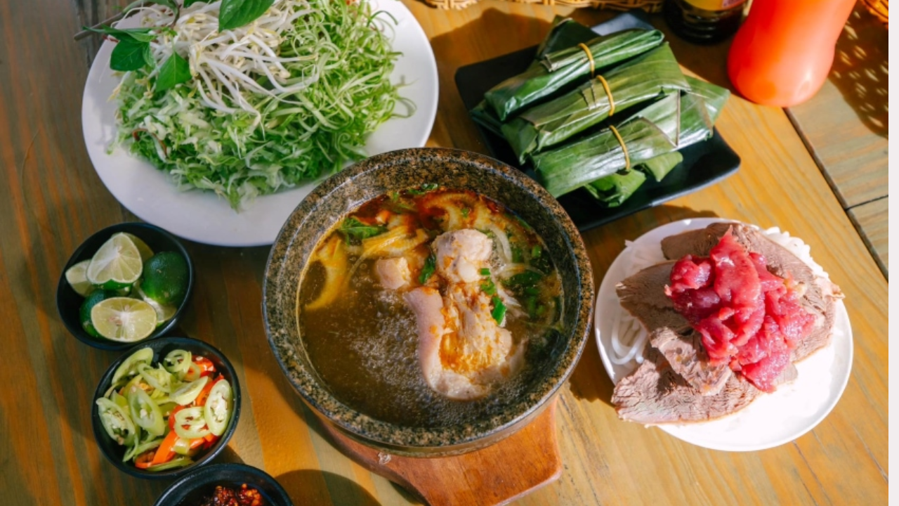 Top món ngon Đà Lạt cho bữa sáng chuẩn dân bản địa 4 Bún bò Đà Lạt – Món ăn ngon Đà Lạt với hương vị có chút khác biệt so với bún bò Huế nhưng vẫn đậm đà khó quên