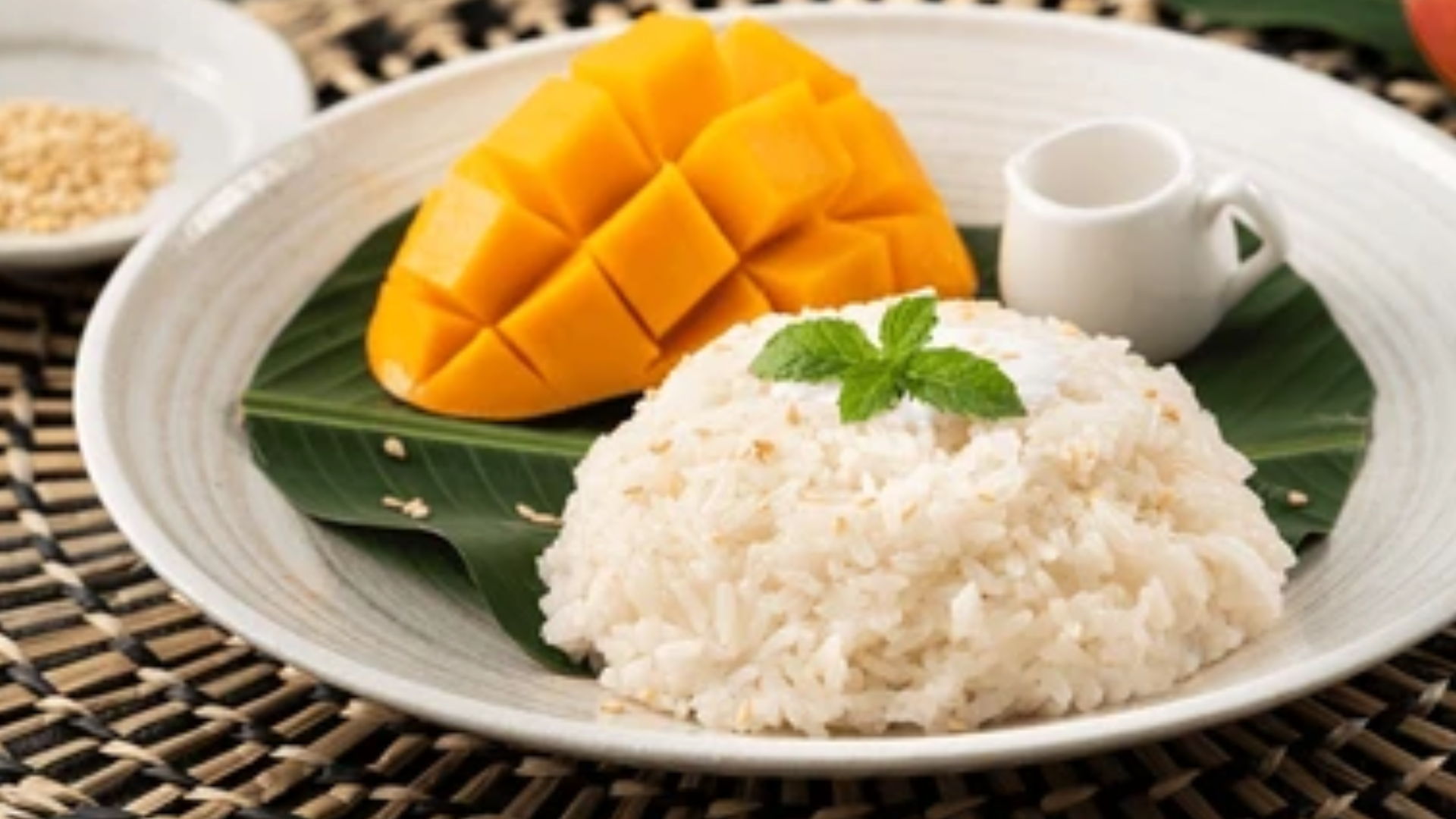 7 món ăn Thái Lan bạn phải thử khi đến thăm xứ sở Chùa Vàng 6 Mango Sticky Rice (Khao Niao Mamuang – Xôi xoài) – Món ăn Thái Lan ngọt ngào khó quên
