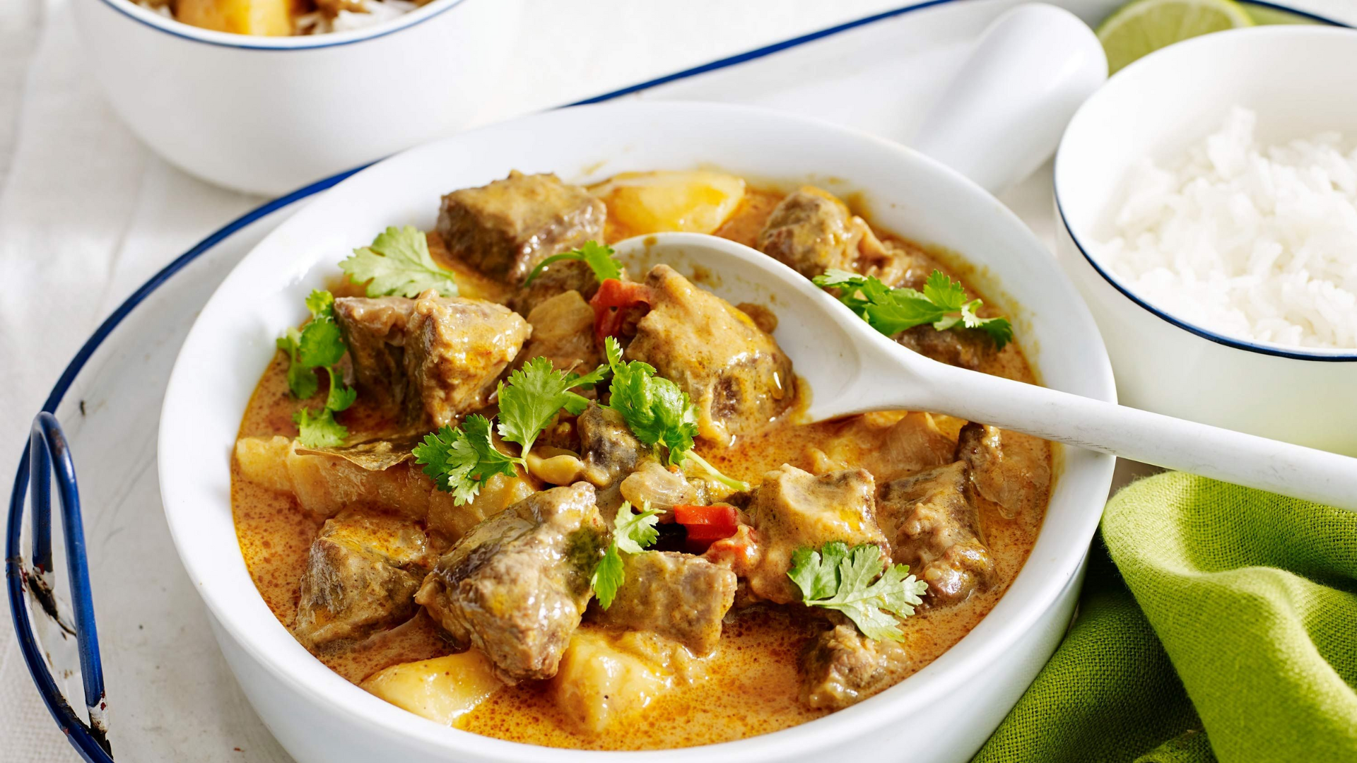 7 món ăn Thái Lan bạn phải thử khi đến thăm xứ sở Chùa Vàng 5 Massaman Curry (Cà ri Massaman) – Một trong những món ăn Thái Lan ngon nhất thế giới