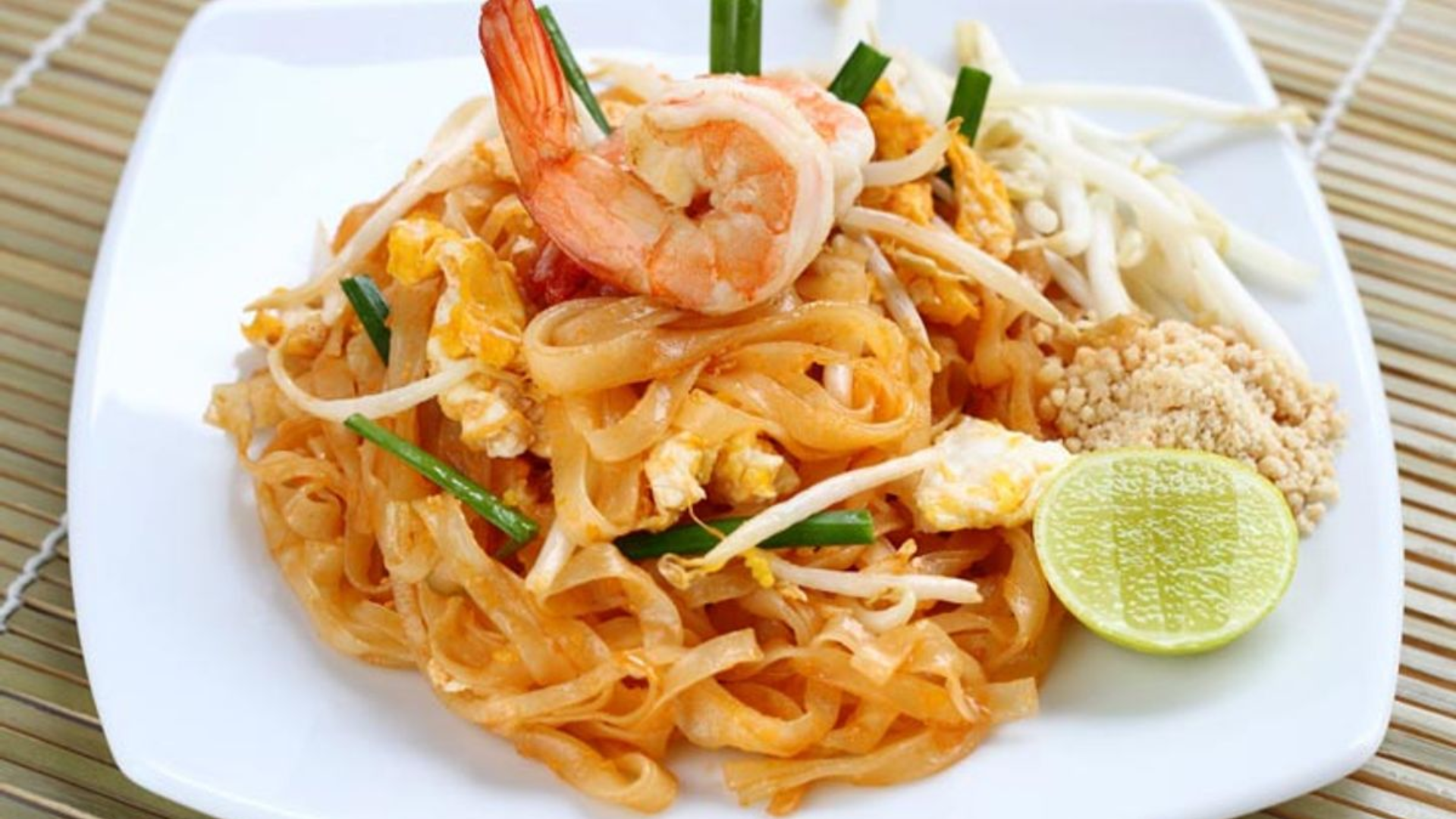 7 món ăn Thái Lan bạn phải thử khi đến thăm xứ sở Chùa Vàng 2 Pad Thái – Biểu tượng của món ăn Thái Lan đường phố