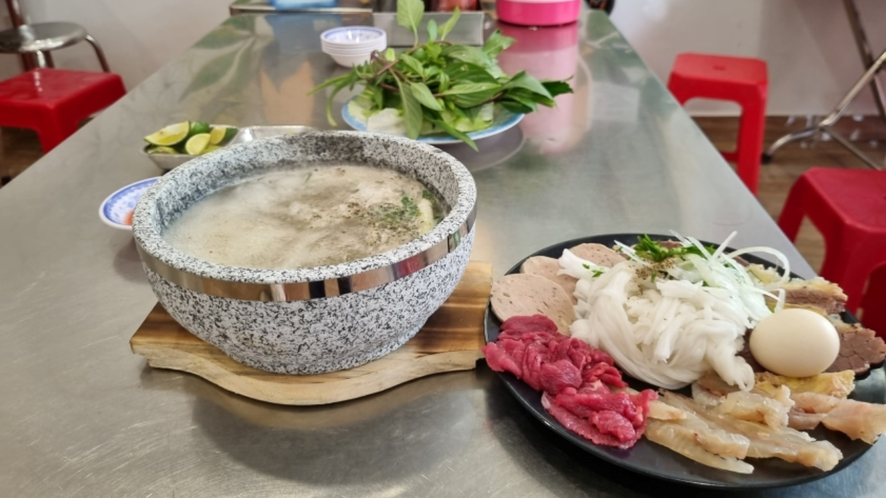 Top món ngon Đà Lạt cho bữa sáng chuẩn dân bản địa 5 Phở thố Đà Lạt - Món ăn ngon Đà Lạt với cách trình bày mới mẻ