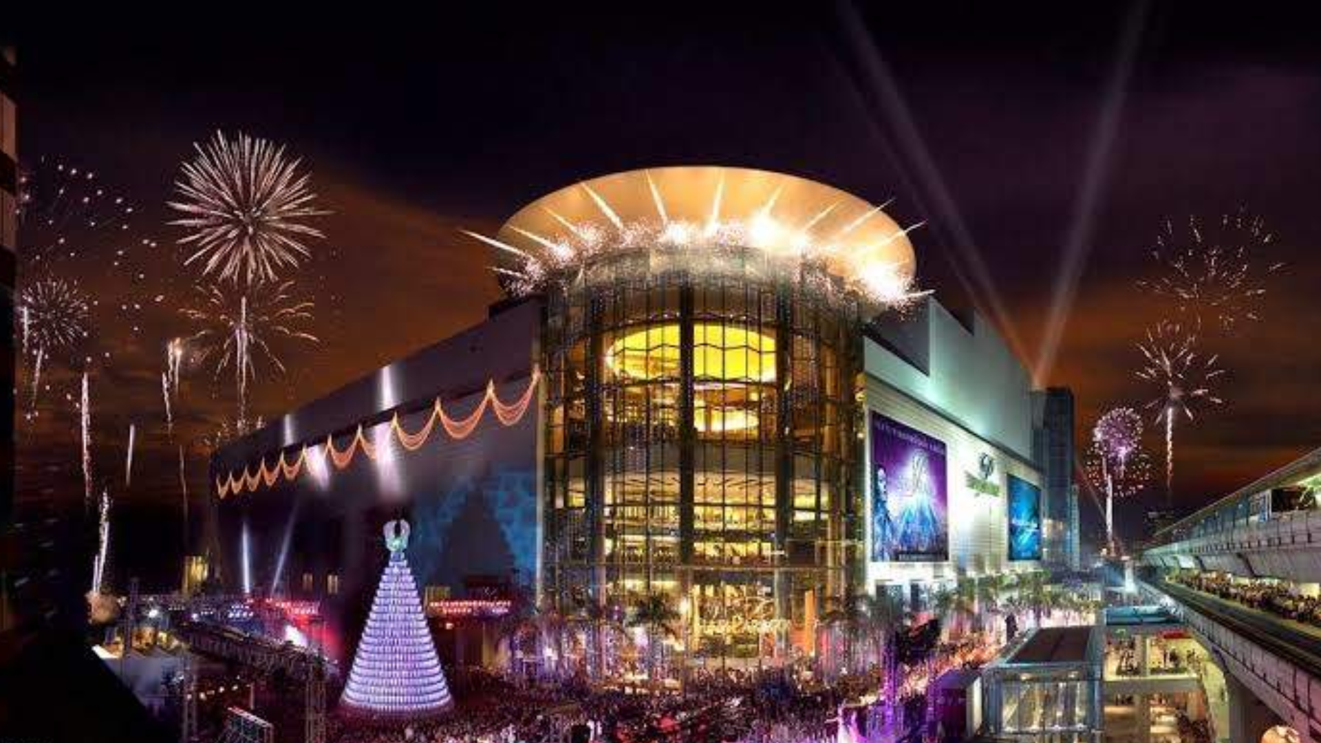 Top 10 địa điểm du lịch Thái Lan nhất định phải đi trong đời 7 Siam Paragon - một trong những địa điểm du lịch Thái Lan mang tính biểu tượng của Bangkok, nơi hội tụ sự sang trọng, hiện đại và đẳng cấp