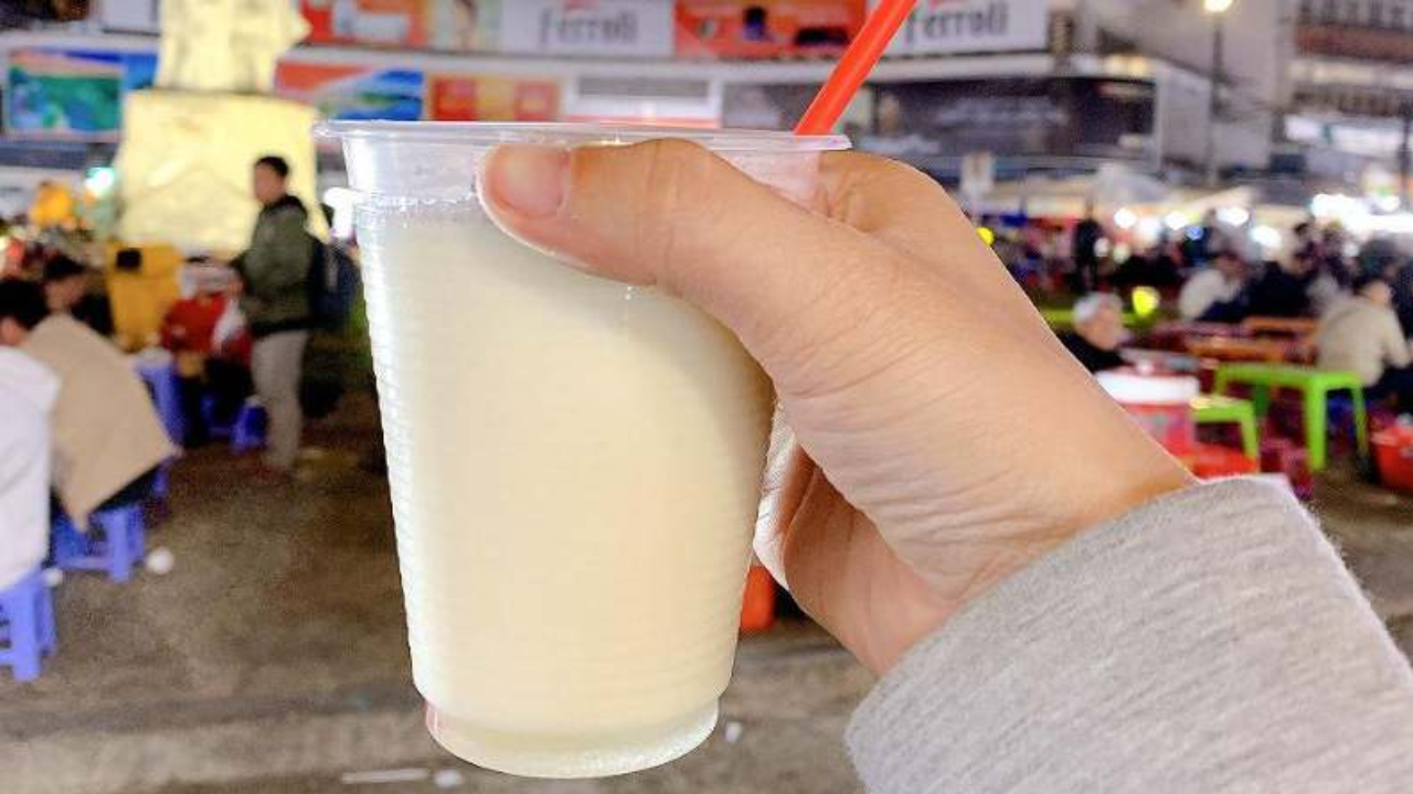 Top món ngon Đà Lạt cho bữa sáng chuẩn dân bản địa 7 Sữa đậu nành ăn với món nào cũng hợp, người bản địa vẫn thường kết hợp một chút bánh ngọt với ly sữa đậu nành ấm nóng