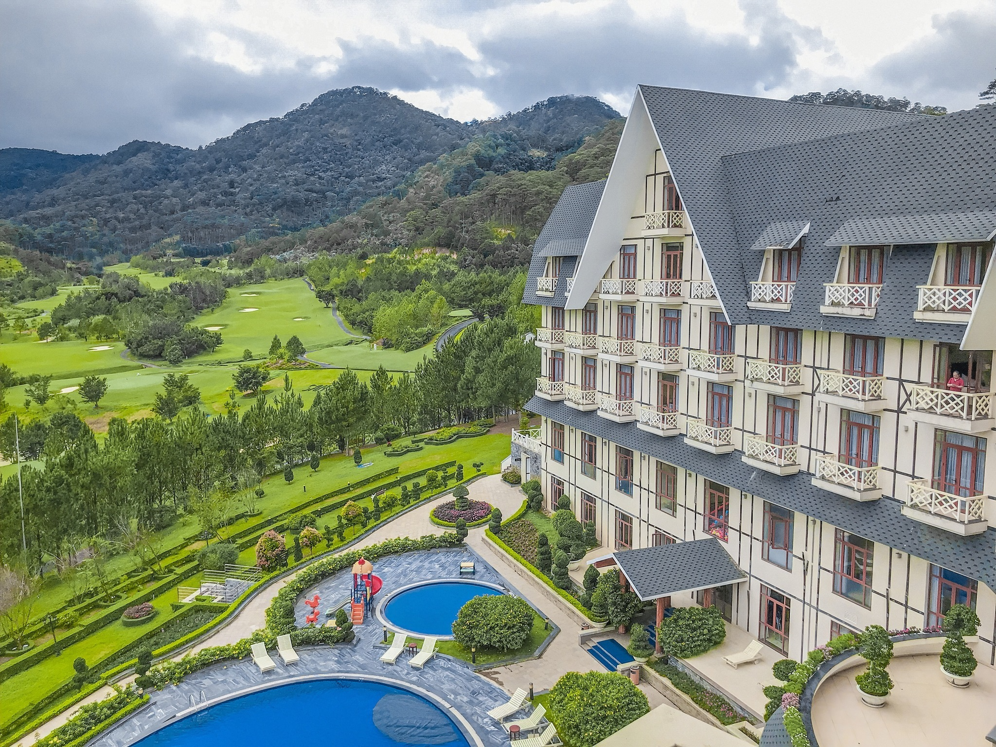 Top 5 khách sạn Đà Lạt giá tốt, tận tâm nên booking 6 Swiss-Belresort Tuyen Lam Dalat – Kỳ nghỉ sang trọng giữa thiên nhiên Đà Lạt