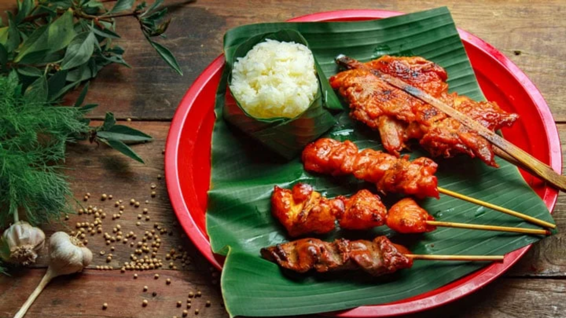 7 món ăn Thái Lan bạn phải thử khi đến thăm xứ sở Chùa Vàng 7 Thịt xiên nướng (Moo Ping _ Gai Yang) – Món ăn Thái Lan đường phố không thể cưỡng
