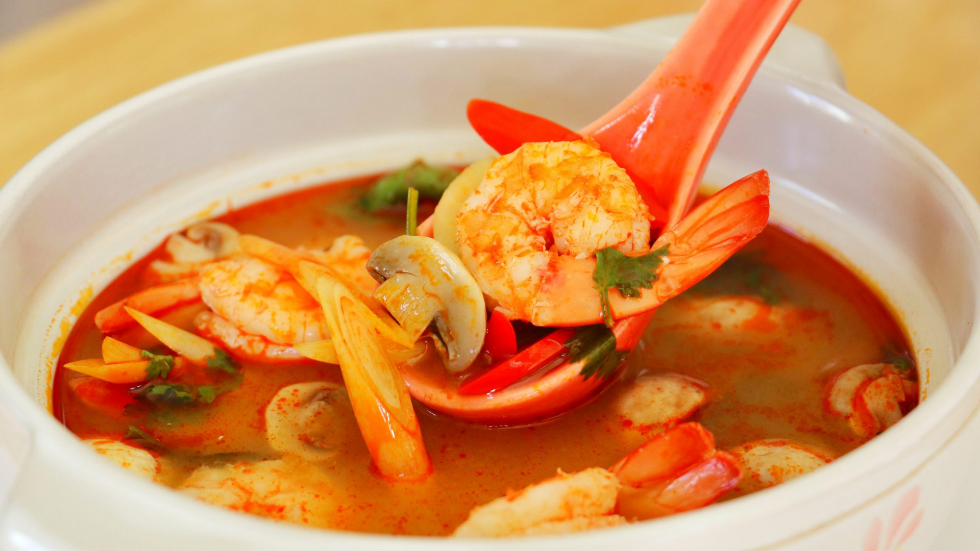 7 món ăn Thái Lan bạn phải thử khi đến thăm xứ sở Chùa Vàng 3 Tom Yum Goong - Linh hồn của một trong những món ăn Thái Lan