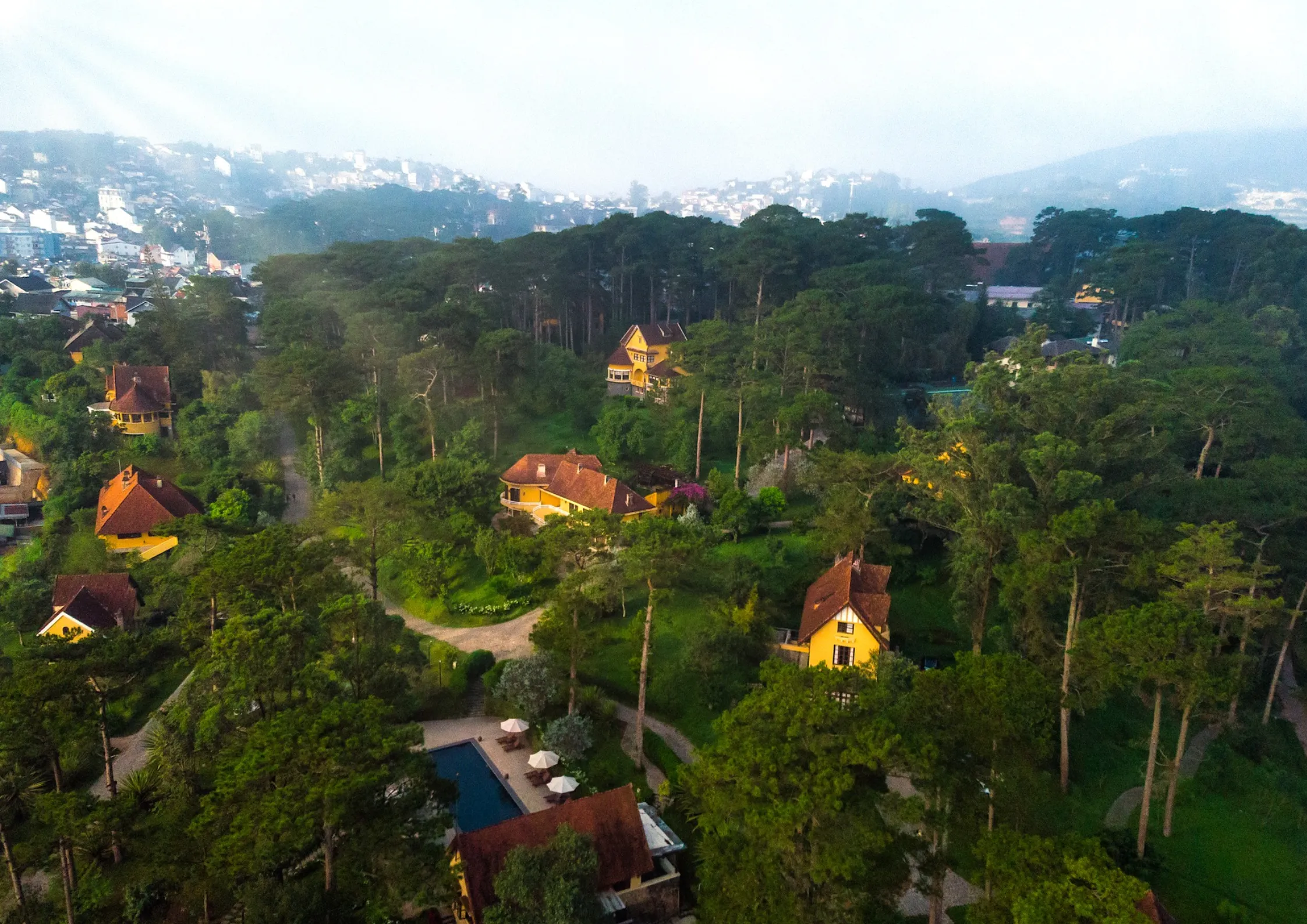Top 8 khách sạn Đà Lạt luxury được nhiều khách hàng chọn lựa nhất 2025 28 View tại Ana Mandara Villas Dalat Resort & Spa